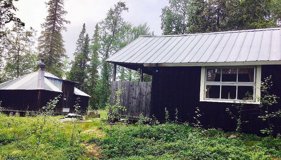 %Fiskerejser efter Laks, ørred og stør% Vildmarks camp ved Bergsøen - hytterne